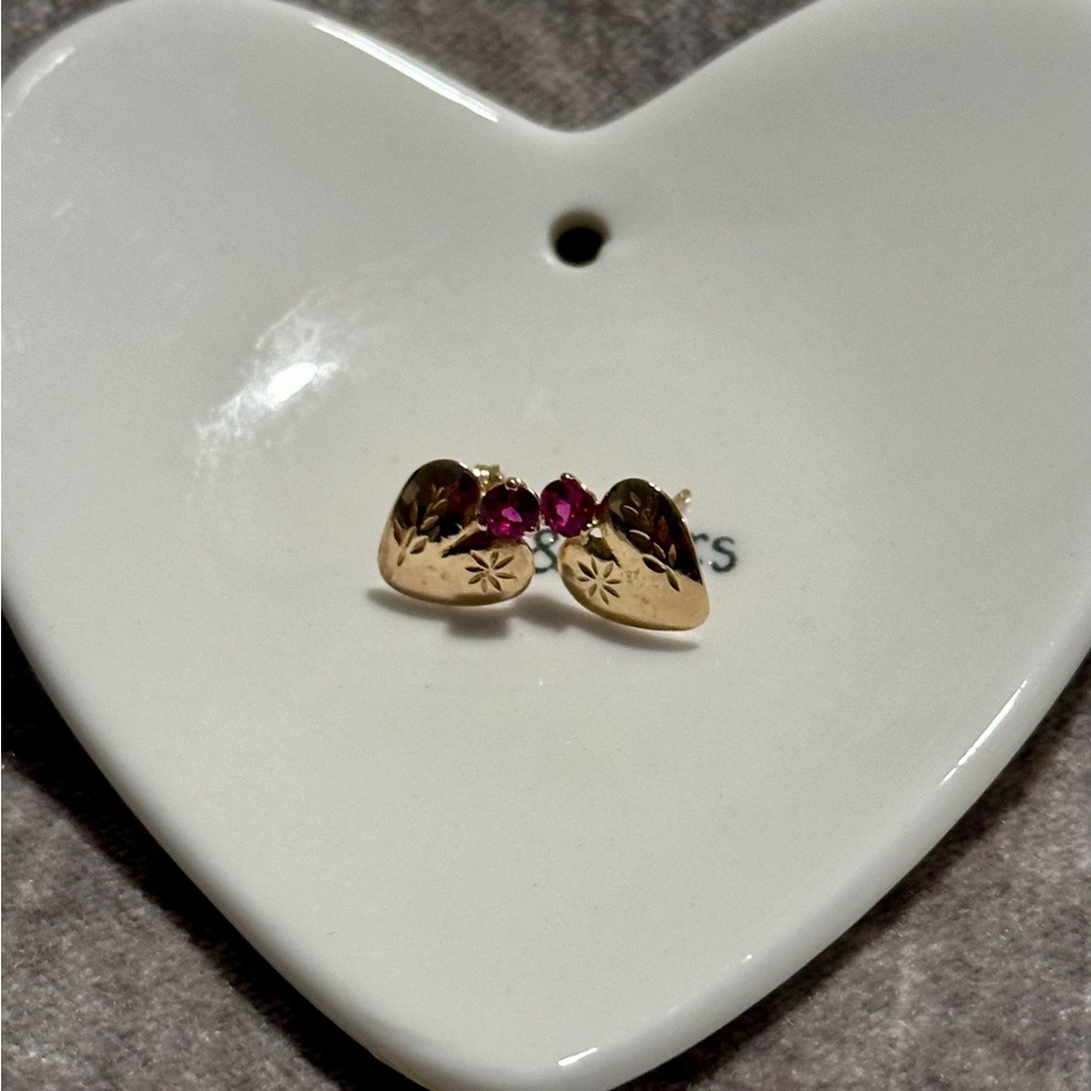 Vintage 18k solid gold earrings with Genuine Ruby & etched detailing - Picture 9 of 16